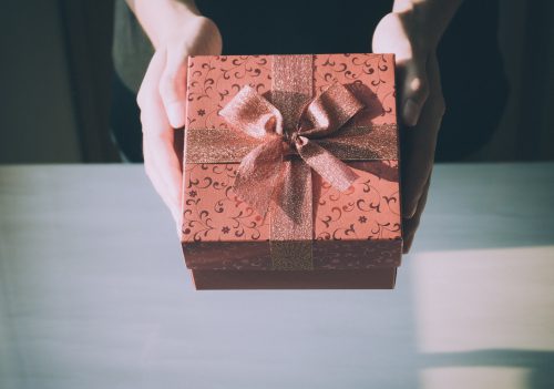 Ekskluzywne prezenty na parapetówkę – jak wybrać idealny i elegancki prezent?